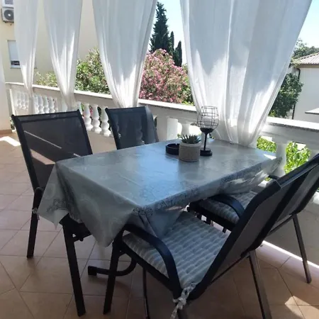 Apartment Pahljina *